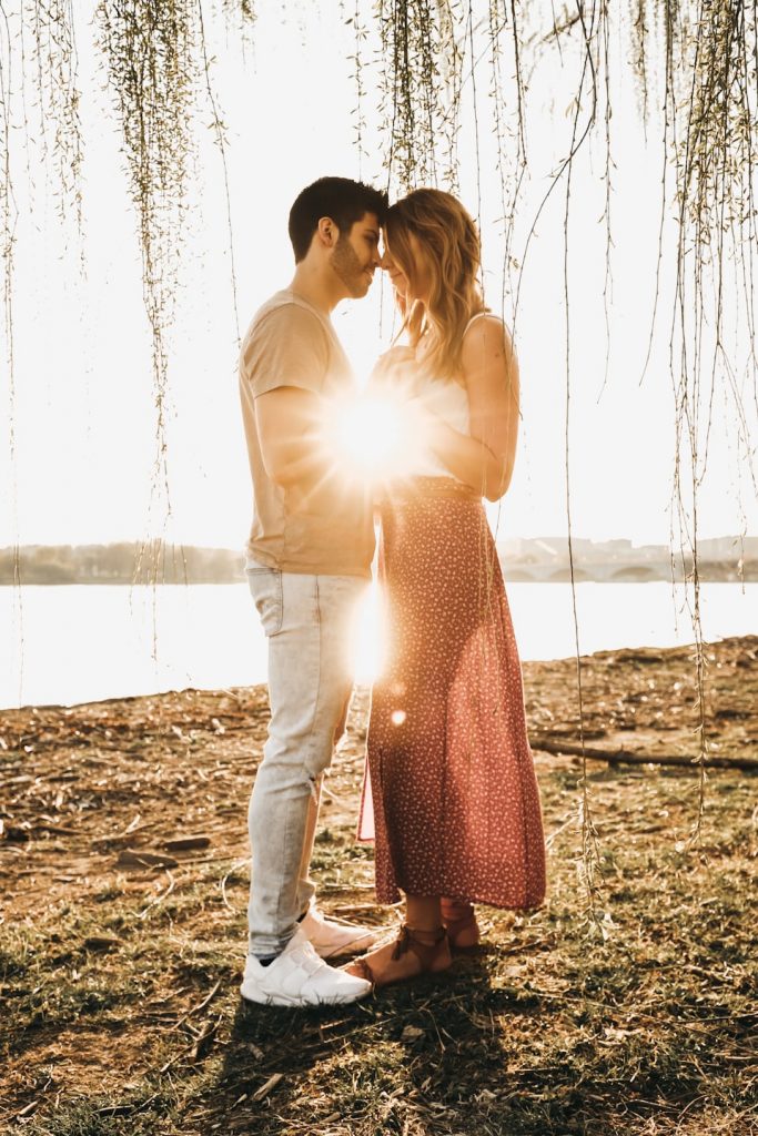 Online-Dating bietet eine Vielzahl an Möglichkeiten, um neue Menschen kennenzulernen. Online Plattformen bieten eine breite Reichweite für Singles, die auf der Suche nach Liebe, Partnerschaft oder Freundschaft sind  Entdecke verschiedene Wege, um neue Kontakte zu knüpfen und wertvolle Beziehungen zu schaffen.
