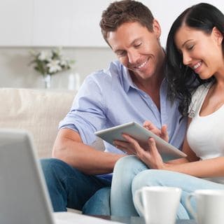 Akademiker Singles
Ihre Premium-Dating-Plattform
Sind Sie auf der Suche nach einer ernsthaften Partnerschaft? Dann ist AkademikerSingles genau das Richtige für Sie! Die Plattform bietet bildungshungrigen Singles die Möglichkeit, Gleichgesinnte zu treffen und eine tiefgehende Verbindung aufzubauen. Mit über 250.000 Mitgliedern sind die Chancen, den passenden Partner zu finden, hervorragend.